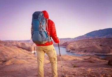 Utah dağlarında yürüyüş. Alışılmadık doğal manzaralarda yürüyüş. Fantastik kumtaşı oluşumları.