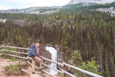 Kanada dağlarında yürüyüş yapan adam. Yürüyüş, Kuzey Amerika 'da popüler bir eğlence aktivitesidir. Bir sürü pitoresk yol var..