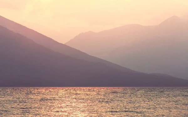 日落时分湖上的日落场景 — 图库照片