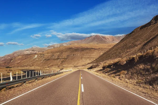 Estrada Panorâmica Nas Montanhas Fundo Viagem Homem Indo Fundo Nascer — Fotografia de Stock