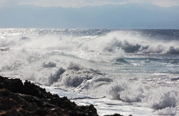 Homme Debout Contre Mer Sur Une Jetée Avec Grandes Vagues — Photo