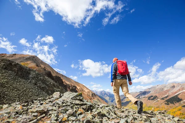 Backpacker Wędrówce Jesiennych Górach — Zdjęcie stockowe