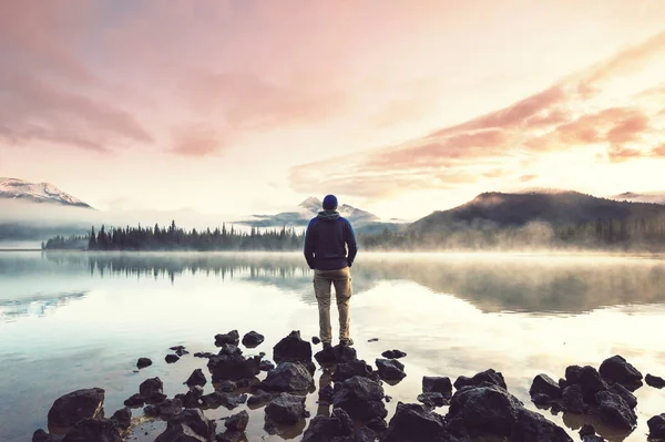 美国俄勒冈州晨山中宁静美丽的湖泊 — 图库照片