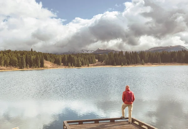 Escursionista Rilassante Sereno Lago Montagna — Foto Stock