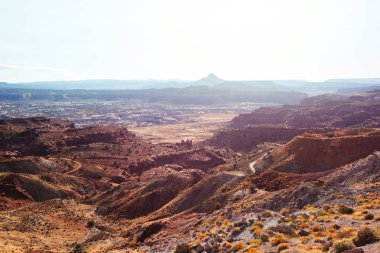 Kırsal kesimde bir yol. Terk edilmiş doğal seyahat geçmişi.