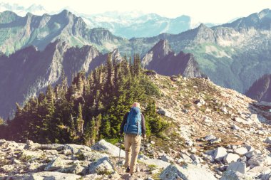 Backpacker sonbahar dağlarında zam