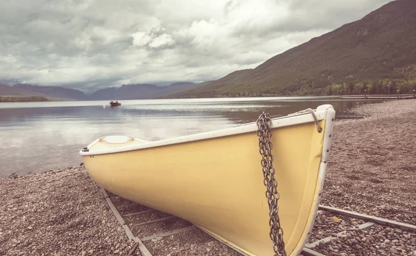 Boot Auf Dem See Den Bergen Herbstzeit — Stockfoto