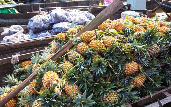 Yüzen Gıda Pazarında Ananas Satışı Mekong Deltası Vietnam — Stok fotoğraf