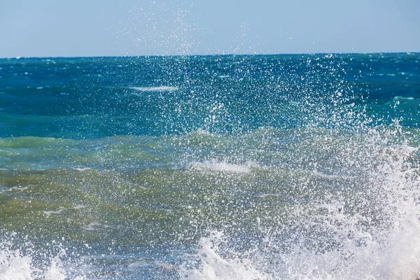 Blauwe Golf Het Strand Vervagen Achtergrond Zonlicht Vlekken Dramatische Natuurlijke — Stockfoto