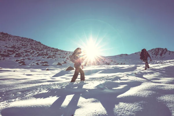 Senderistas Las Montañas Invierno — Foto de Stock