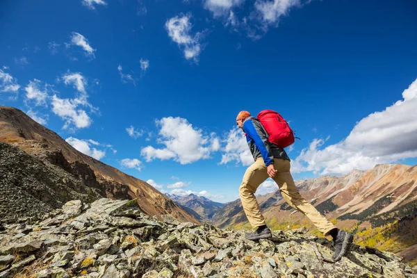 Backpacker Wędrówce Jesiennych Górach — Zdjęcie stockowe