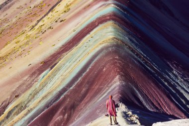Vinicunca, Cusco Bölgesi, Peru 'da yürüyüş sahnesi. Montana de Siete Renkleri, Gökkuşağı Dağı.