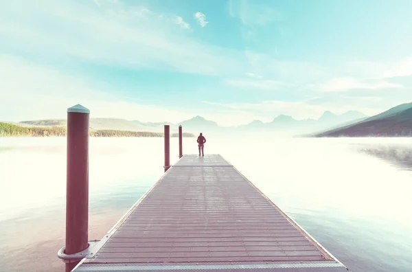 Hombre Relajante Hermosas Montañas Lago — Foto de Stock