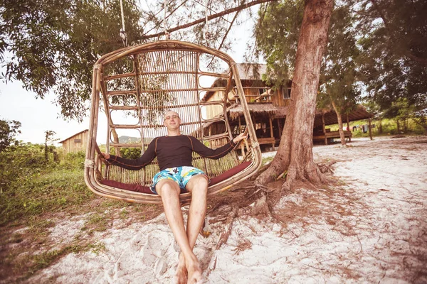 Uomo Altalena Sulla Spiaggia Tropicale — Foto Stock