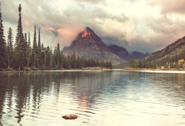 Pitoresk kayalık zirveleri buzul Milli Parkı, Montana, ABD