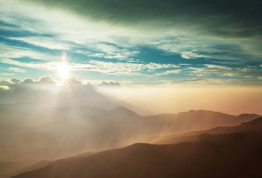 Haleakala yanardağında güzel bir gün doğumu sahnesi, Maui adası, Hawaii