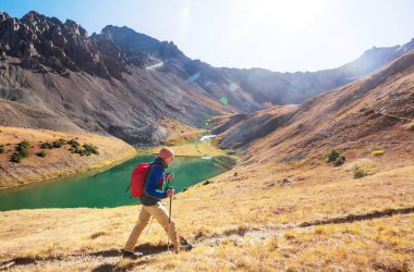 Sonbahar dağlarında yürüyüş. Sonbahar mevsimi teması.