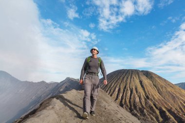 Endonezya 'nın Java adasındaki Bromo volkanında yürüyüş