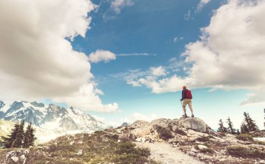 Backpacker sonbahar dağlarında zam