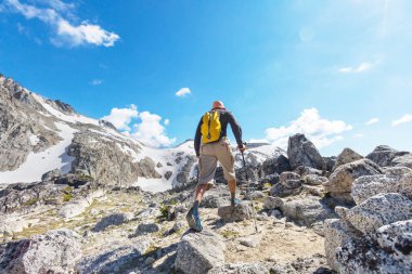 Backpacker sonbahar dağlarında zam