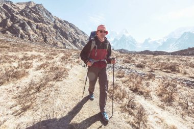 Himalayalar 'da bir yürüyüşçü. Nepal