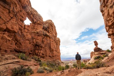 Utah dağlarında yürüyüş. Alışılmadık doğal manzaralarda yürüyüş. Fantastik kumtaşı oluşumları.