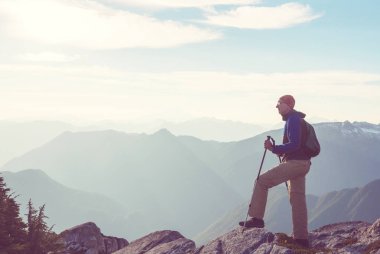 Yaz dağlarında gezintiye çıkmış bir gezgin.