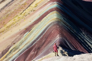 Vinicunca, Cusco Bölgesi, Peru 'da yürüyüş sahnesi. Montana de Siete Renkleri, Gökkuşağı Dağı.