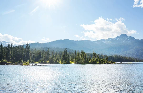 Lugn Scen Vid Fjällsjön Kanada Med Spegling Klipporna Lugnt Vatten — Stockfoto