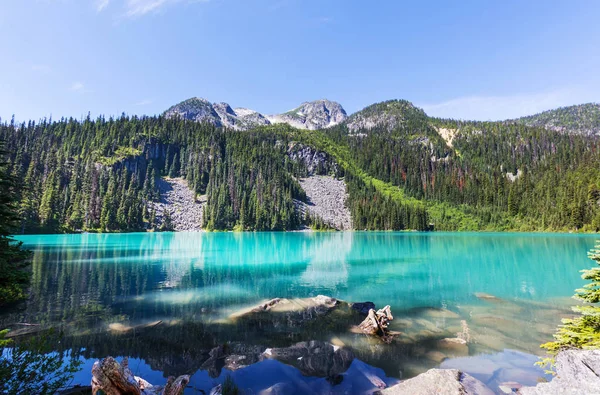 Cena Serena Junto Lago Montanha Canadá Com Reflexo Das Rochas — Fotografia de Stock