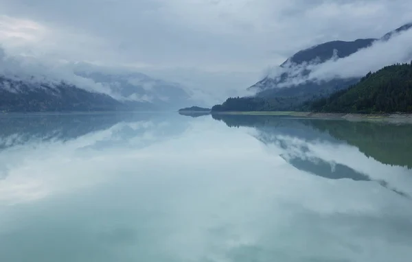 Lugn Scen Vid Fjällsjön Kanada Med Spegling Klipporna Lugnt Vatten — Stockfoto