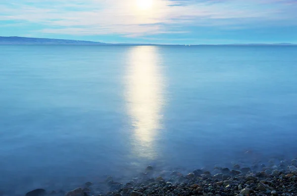 Luna Llena Subiendo Por Encima Del Lago Montaña — Foto de Stock