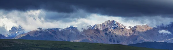 夏にアラスカの絵のような山 雪に覆われた大規模な氷河や岩のピーク — ストック写真