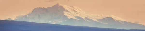 夏にアラスカの絵のような山 雪に覆われた大規模な氷河や岩のピーク — ストック写真