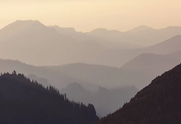 Vacker Naturlig Bakgrund Dimmiga Berg Silhuett — Stockfoto