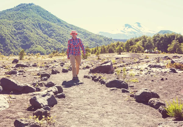 Людина Подорожує Вулканами Арауканія Чілі Південній Америці — стокове фото