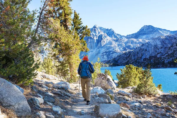 Backpacker Vandring Höst Fjällen — Stockfoto