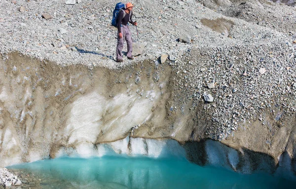 阿拉斯加山脉冰川中的远足者 — 图库照片