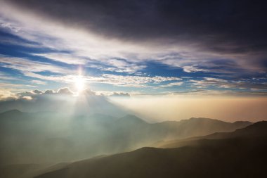 Haleakala yanardağında güzel bir gün doğumu sahnesi, Maui adası, Hawaii