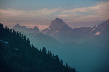 North Cascade Range, Washington / ABD 'de güzel bir dağ zirvesi.