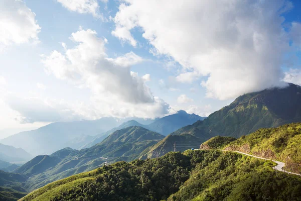 Καταπράσινο Απόκρημνα Βουνά Στο Βιετνάμ — Φωτογραφία Αρχείου