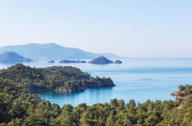Türkiye 'nin güzel deniz kıyıları. Lycian yürüyüşü boyunca şaşırtıcı doğal manzaralar..
