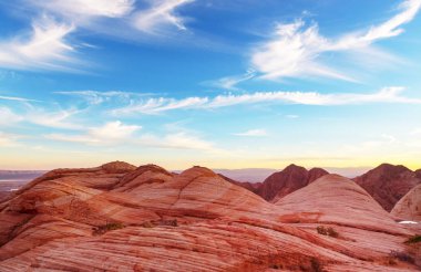Vermilion Cliffs Ulusal Anıtı. Gün doğumunda manzara manzarası. Alışılmadık dağ manzarası. Güzel doğal arkaplan.