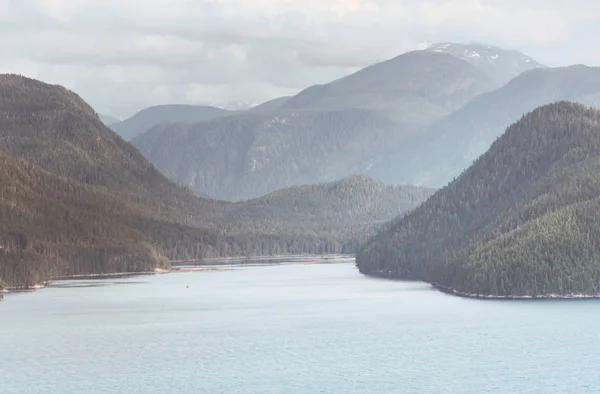 Cena Serena Junto Lago Montanha Canadá Com Reflexo Das Rochas — Fotografia de Stock