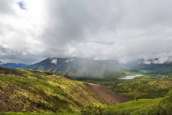 夏季加拿大落基山脉的风景如画的山景 — 图库照片