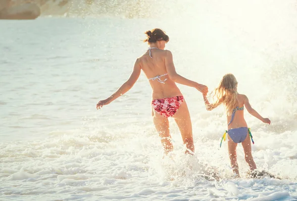 Familie Het Strand Bij Zonsondergang Moeder Dochter Rennen Samen — Stockfoto