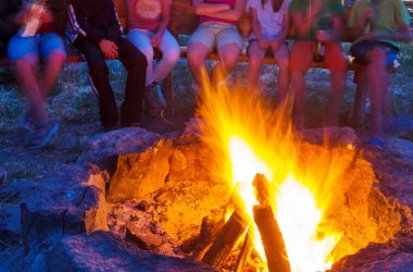Gece partisinde kamp ateşi