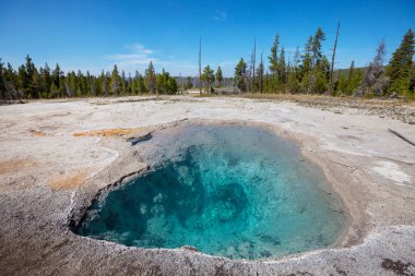 İlham verici doğal bir geçmiş. Yellowstone Ulusal Parkı 'ndaki havuz ve gayzer alanları, ABD.