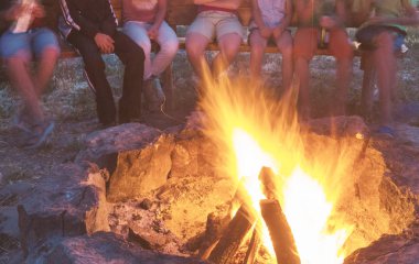 Gece partisinde kamp ateşi