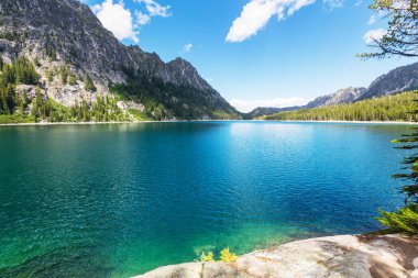 Yaz mevsiminde dağlarda huzur gölü. Güzel doğal manzaralar..